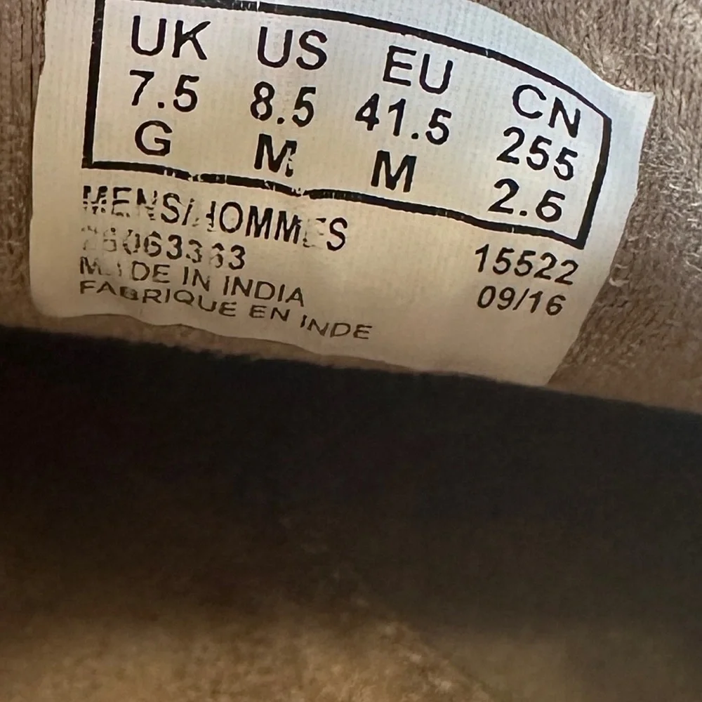 Clark’s Men’s 8.5‎ M Wallabee Boot Beeswax Brown Rubber Sole